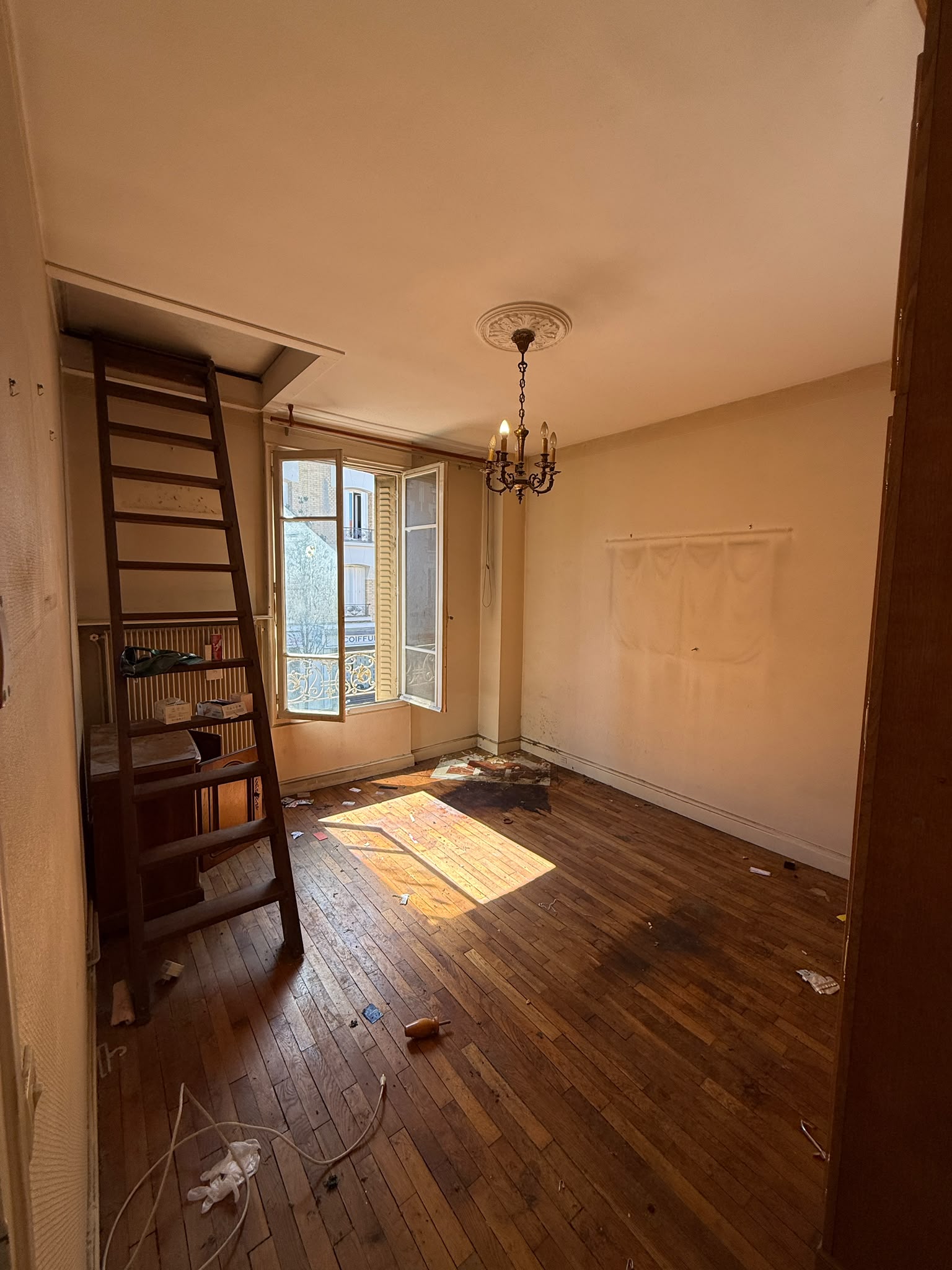 Chambre après débarras — vidée et nettoyée