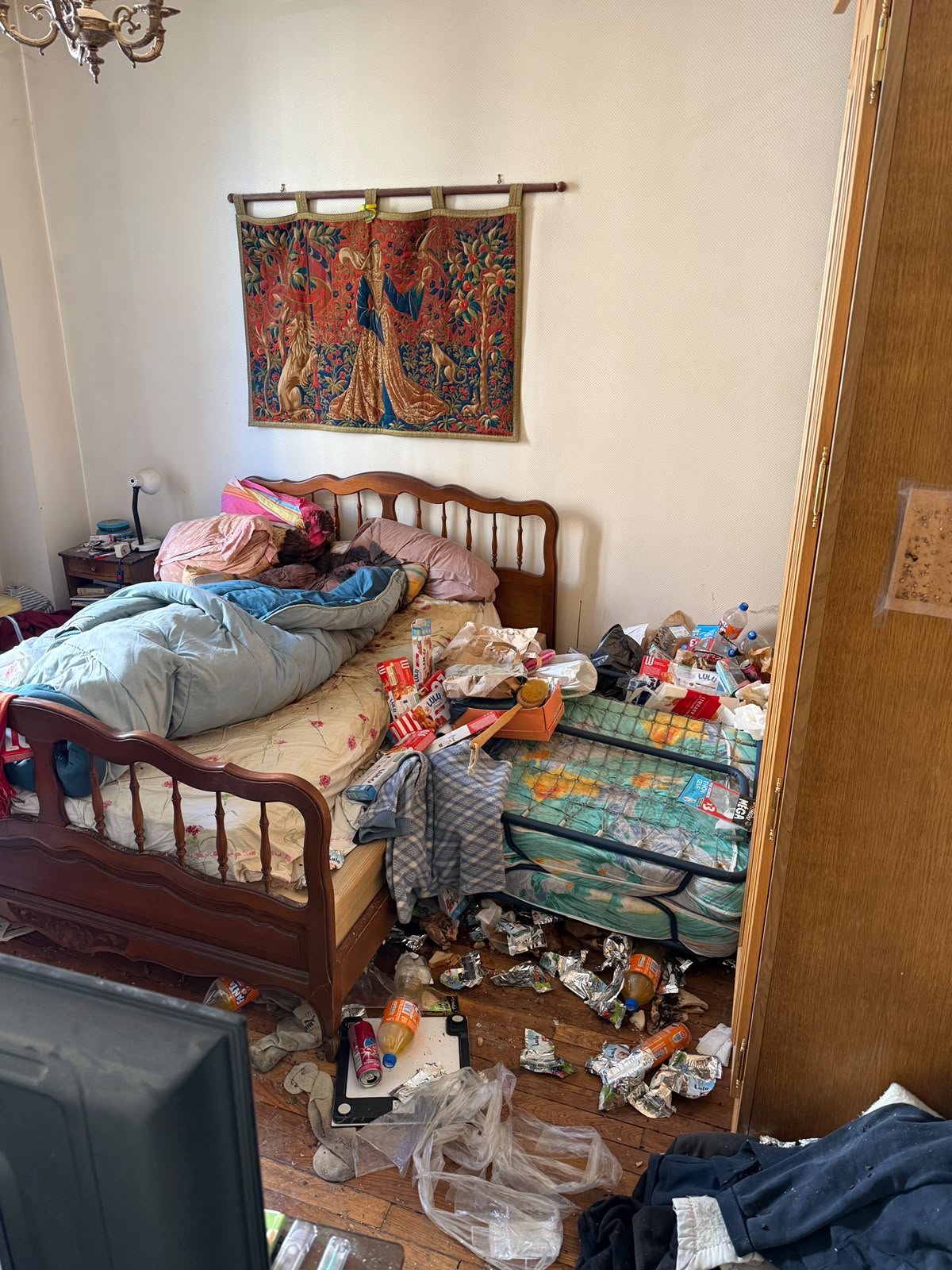 Chambre avant débarras — déchets entassés