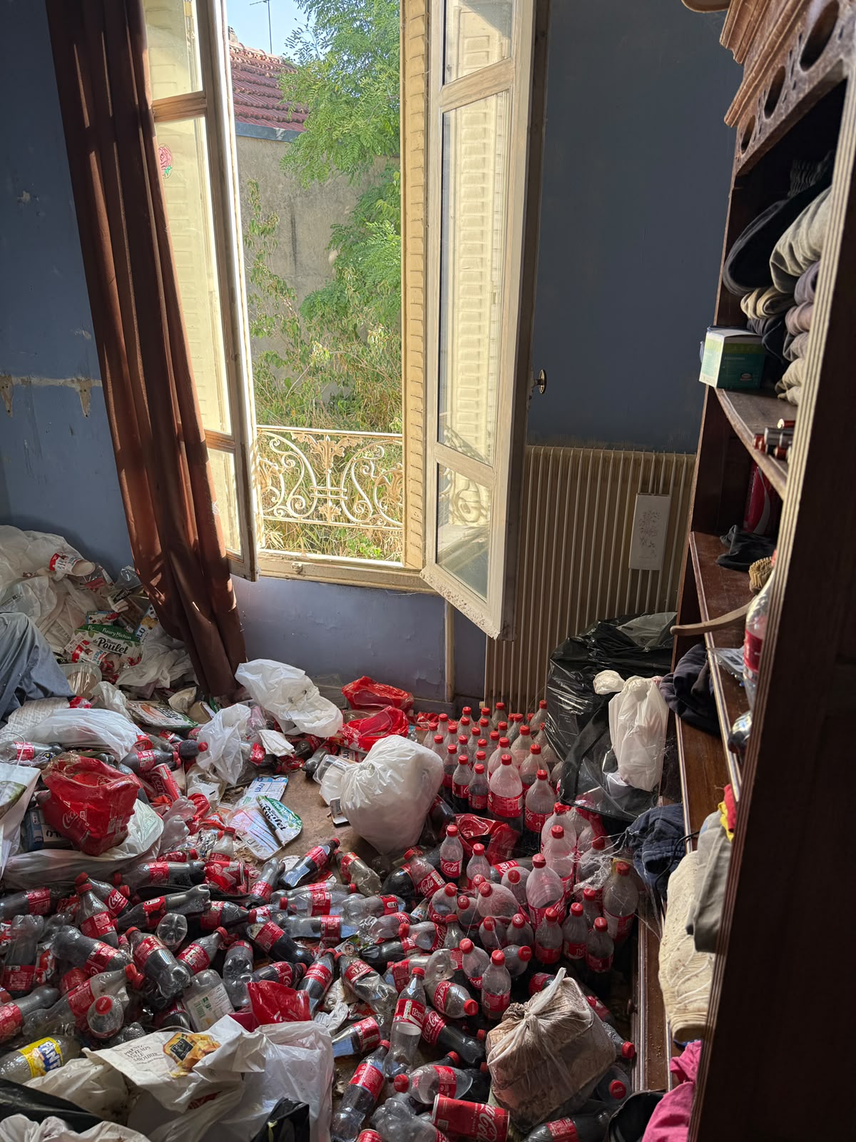 Déchets sur toute la surface avant débarras